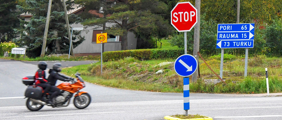 Nuoret ajavat mopolla.