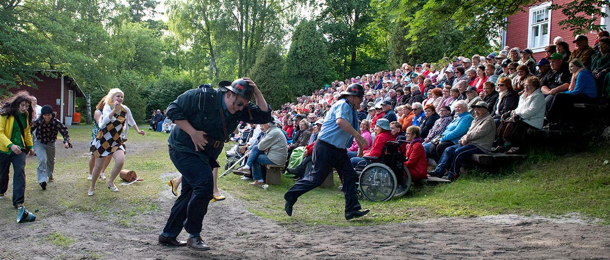Vauhdikasta menoa kesäteatterin näytelmässä. Katso täynnä väkeä.