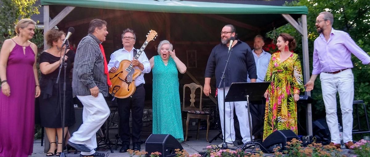 Kulttuurikumppanit -ryhmän musiikkiesitys kesätapahtumassa Pyhärannassa.