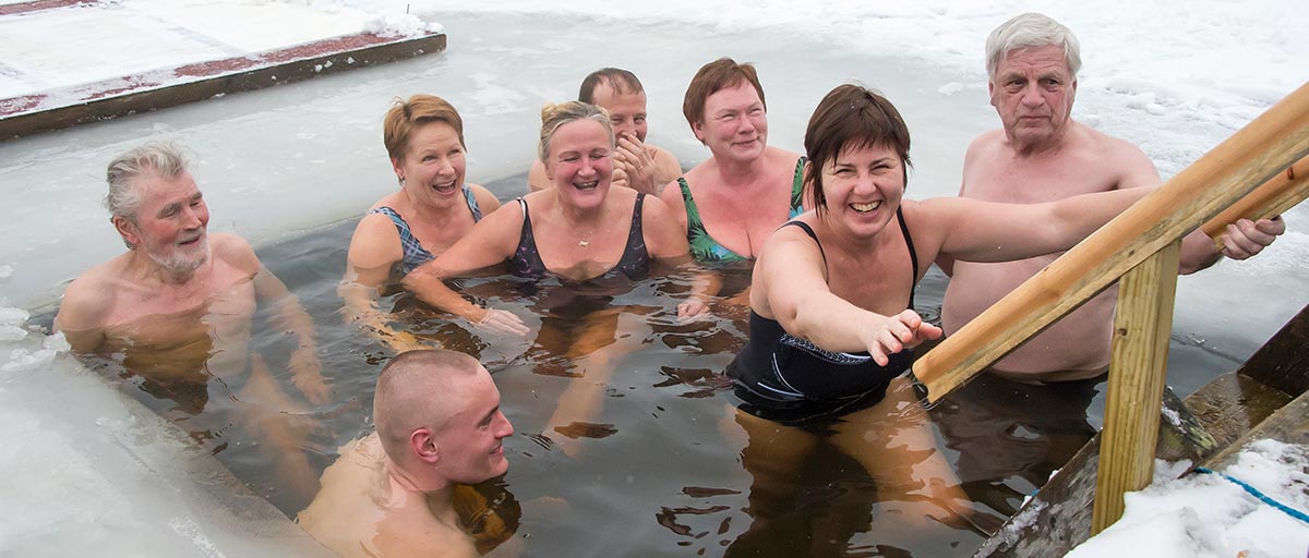 Kyläyhdistyksen väkeä avannossa. Kahdeksan hengen joukko iloisella tuulella.