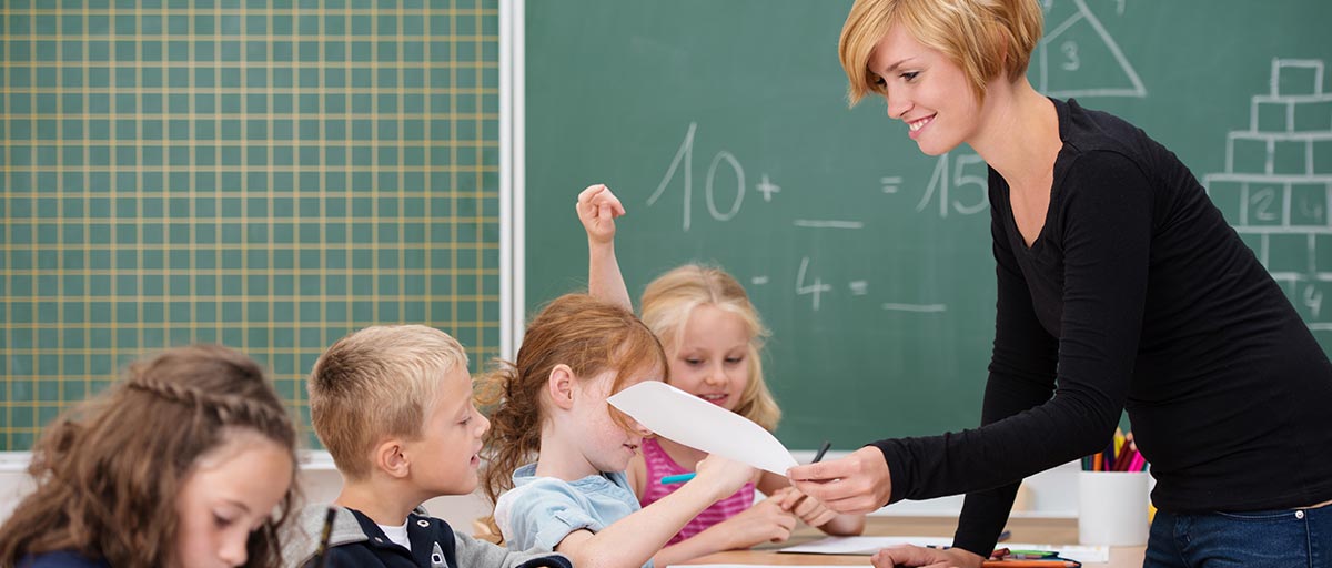 Opettaja opettaa matematiikkaa lapsille koululuokassa