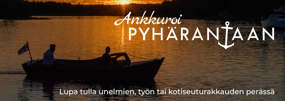 Puuvene ilta-auringossa matkalla rantaan.